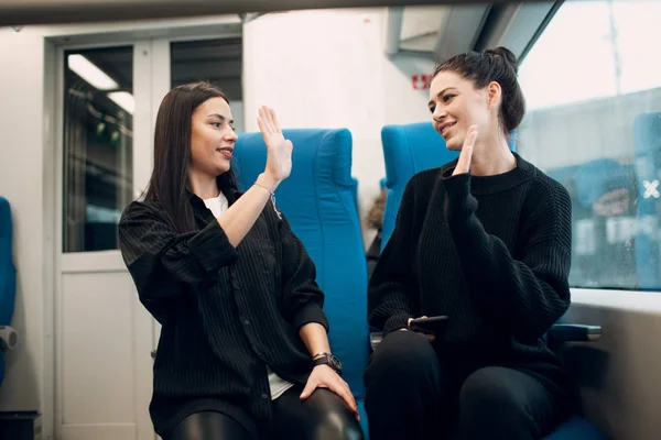 Duas Namoradas Vão Viajar Comboio Mulheres Conceito Amizade — Fotografia de Stock
