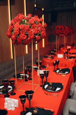Düğün masa dekor kırmızı gül ve siyah yemekleri.