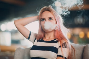 Genç kadın sigara elektronik sigara. Vape kavramı.