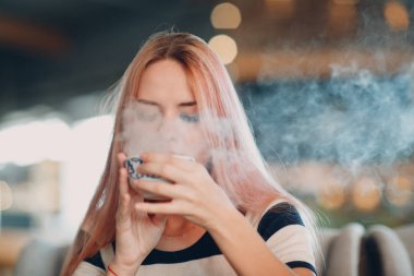 Genç kız içecekler sıcak Buhar içki Cafe güzel.