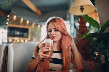 Genç kız içecekler sıcak çikolata kakao içmek.