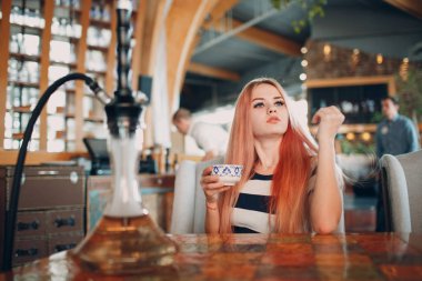 Genç güzel kız sıcak çay kafede içecekler..