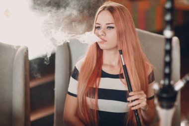 Genç güzel kadın sigara nargile. Shisha nargile Cafe konsept içinde duman.