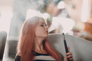 Genç güzel kadın sigara nargile. Duman shisha nargile kavramı.
