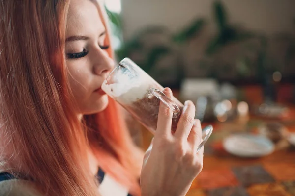 Jeune Fille Boit Chocolat Chaud Boisson Cacao — Photo