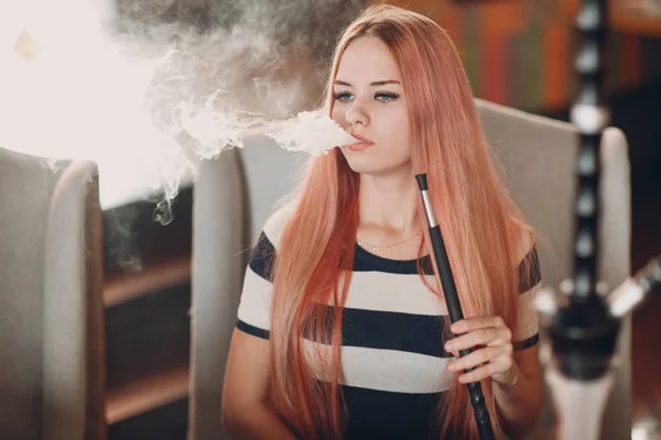Young Beautiful Female Smoking Hookah Smoke Shisha Hookah Cafe Concept — Stock Photo, Image
