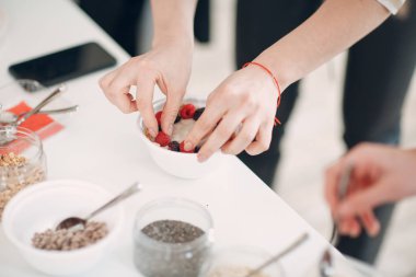Sağlıklı gıda Master Class. Yemek kursu. Beslenme bilimci ve öğrenciler. Ellerini yakın yukarı hazırlamak yemek.