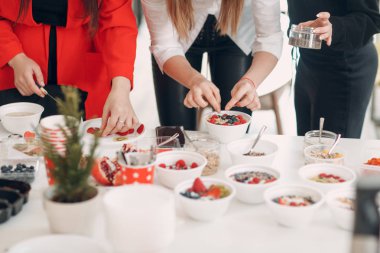 Sağlıklı gıda Master Class. Yemek kursu. Beslenme uzmanı ve öğrenciler.