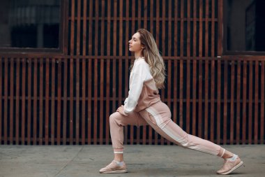 Pembe spor elbiseli atletik genç kadın.