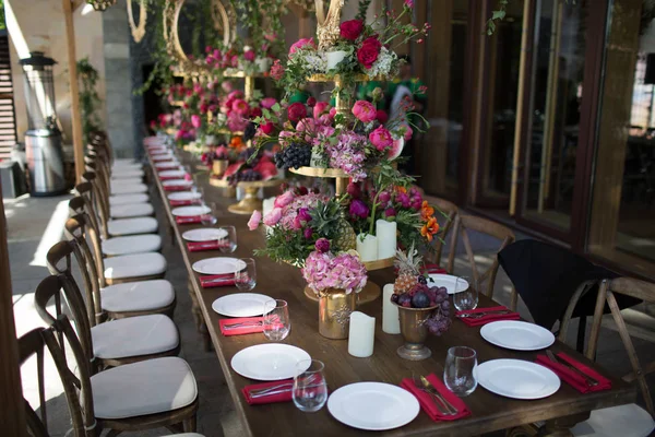 Декор Свадебного Стола Красно Белых Розовых Цветах — стоковое фото