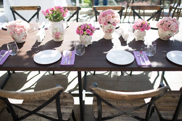 赤白ピンクの色の結婚式のテーブルの装飾 — ストック写真