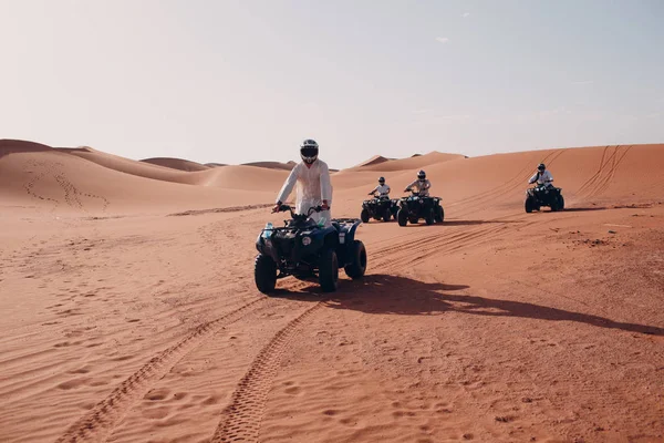 Прогулянка Квадроциклах Через Пустелю — стокове фото
