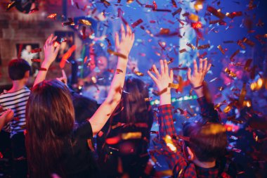 Çocuklar tinsel ve ışıltıile tatil