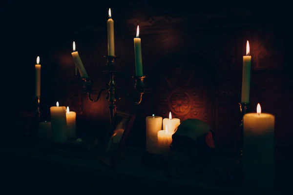 Горящие Свечи Темноте — стоковое фото