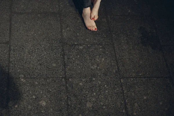 Оголені Жіночі Ноги Асфальті — стокове фото