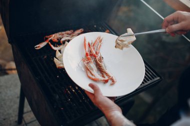 Plaka üzerinde ızgara deniz ürünleri yengeç açık catering