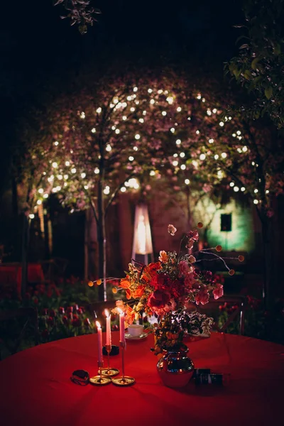 Decoração Festiva Casamento Velas Buquê Flores Lâmpadas Mesa — Fotografia de Stock