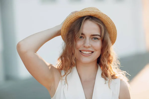 Retrato Mujer Joven Positiva Con Pelo Rizado Sombrero Paja —  Fotos de Stock