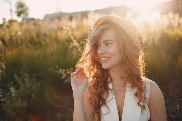 Retrato Mujer Joven Positiva Con Pelo Rizado Sombrero Paja — Foto de Stock