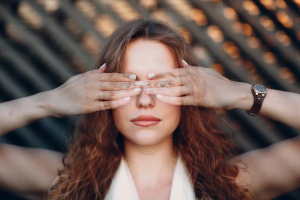 Potret Wanita Muda Pemalu Positif Dengan Tangan Wajahnya — Stok Foto