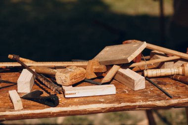 Masada takım marangoz. Planer, cetvel, çekiç, matkap, testere.