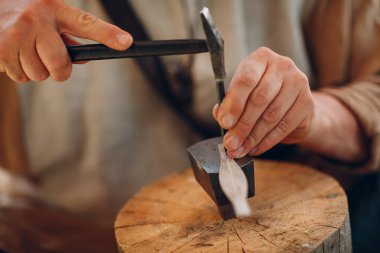 Chaser metal kovalamak yapar