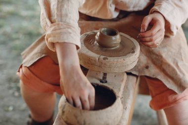 bir pot kil çömlekçinin yaptığı