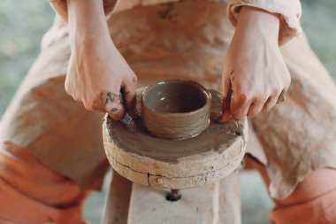 bir pot kil çömlekçinin yaptığı