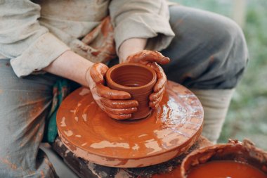bir pot kil çömlekçinin yaptığı