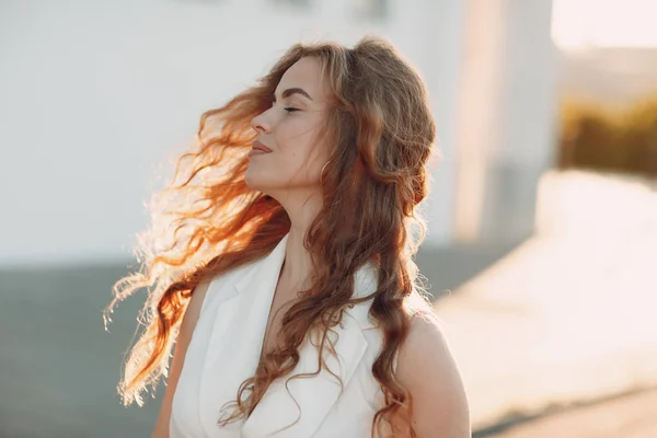 Retrato Mujer Joven Positiva Con Pelo Rizado —  Fotos de Stock