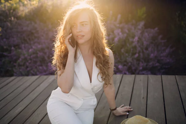 Portrait Young Positive Woman Curly Hair Speaking Mobile Phone — Stok Foto