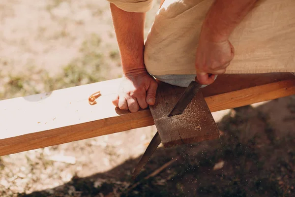 Carpenter Menggergaji Papan Dengan Gergaji Besi — Stok Foto