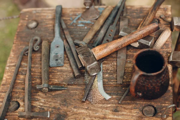 İş ve aletteki demirci