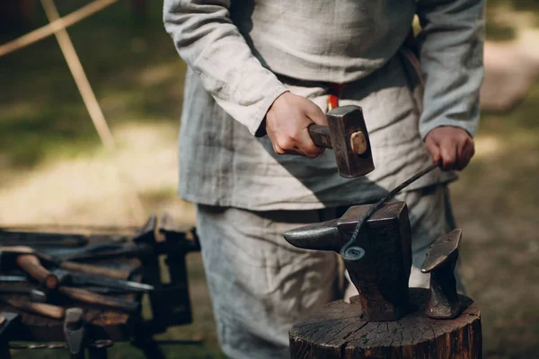 İş ve aletteki demirci