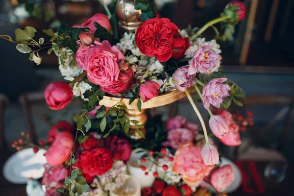 Flores Mesa Casamento Com Frutas Bagas Decoração Vermelho Branco Rosa — Fotografia de Stock