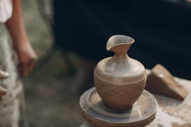 Potter çömlekçi tekerleği üzerinde kil pot kavanoz yapar