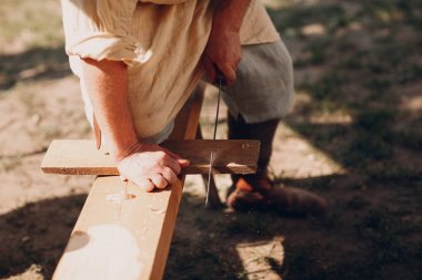 Bir demir testere ile marangoz testereleme tahtası