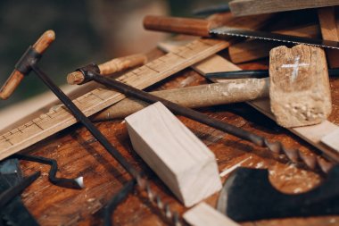 Masada takım marangoz. Planer, cetvel, çekiç, matkap, testere.