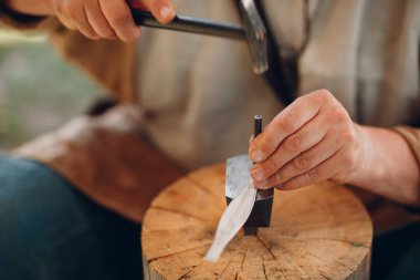 Chaser metal kovalamak yapar