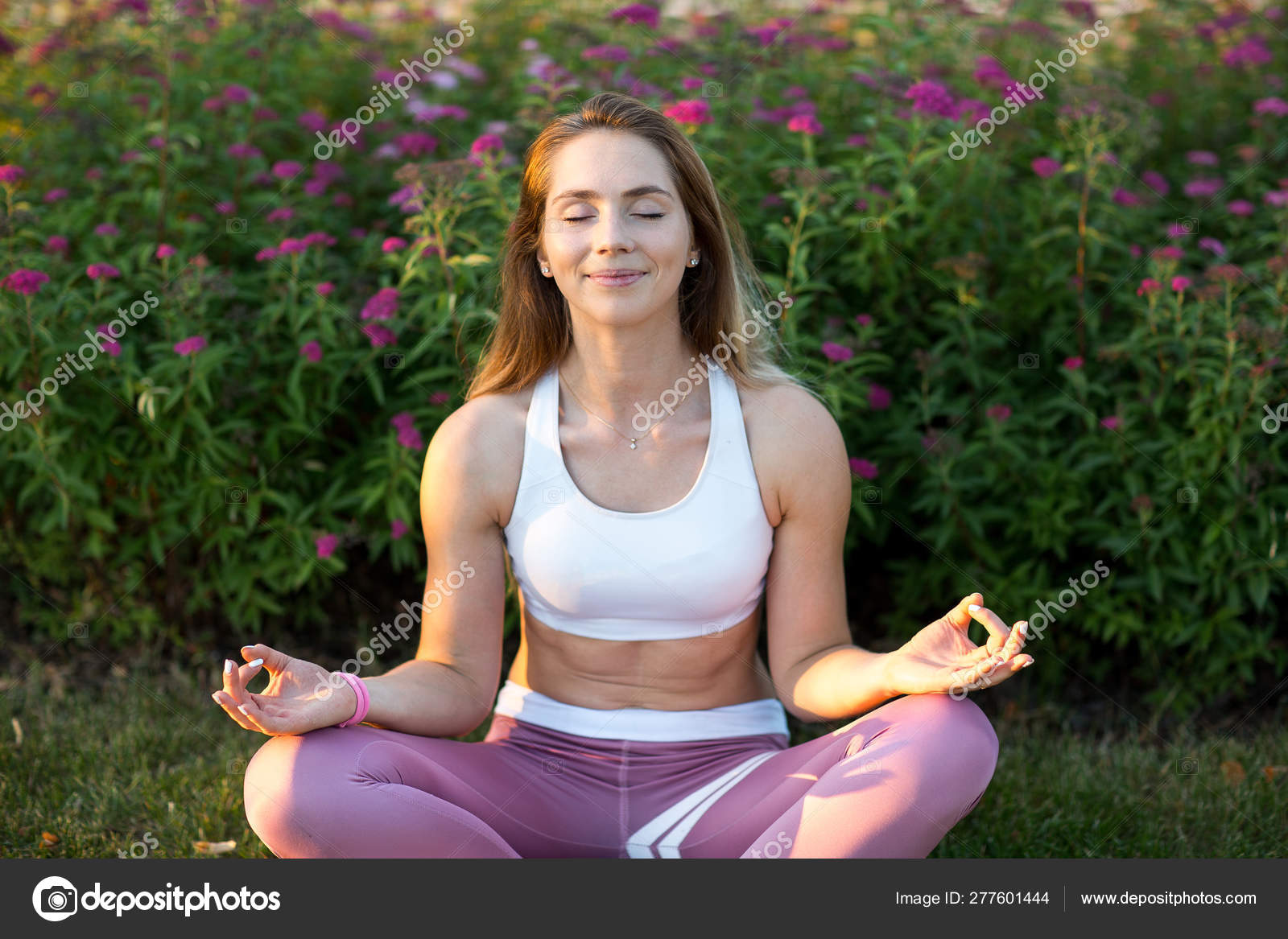 siga adelante Animado Moler Mujer Joven Ropa Deportiva Contra Las Flores Haciendo Yoga Meditando:  fotografía de stock © atercorv.gmail.com #277601444 | Depositphotos
