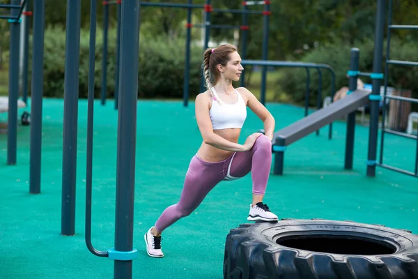 Genç Bayan Isınıyor Dışarıda Oyun Alanında Antrenman Yapıyor Crossfit Fitness — Stok fotoğraf