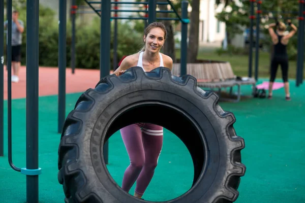 Genç Bayan Dışarıda Lastik Eğitimi Alıyor Çocuk Parkında Crossfit Fitness — Stok fotoğraf