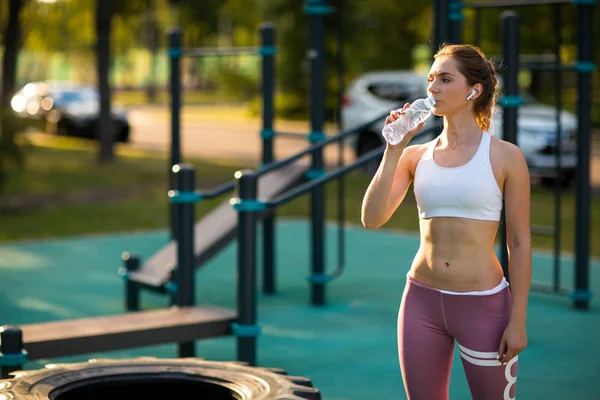 Young Caucasian Woman Training Outdoor Playground Drinking Water Bottle Crossfit — 스톡 사진