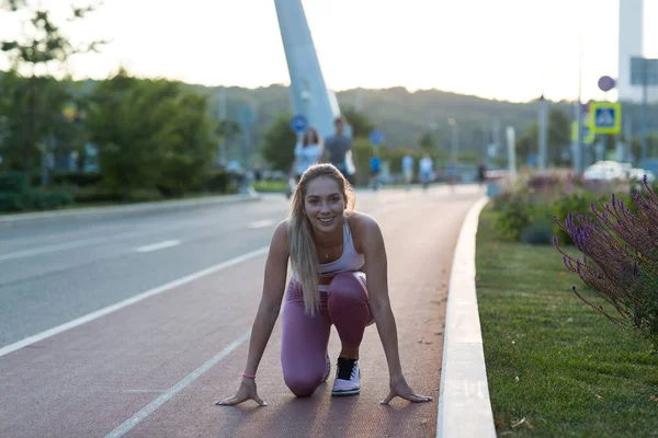 Spor Genç Kadın Pist Açık Park Aşağı Çalışır — Stok fotoğraf