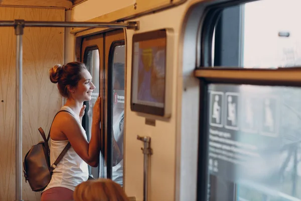 Jonge Vrouw Sportkleding Met Ritten Metro Trein — Stockfoto