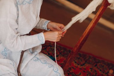 Kadın iplik, iplik ve kumaş yapar