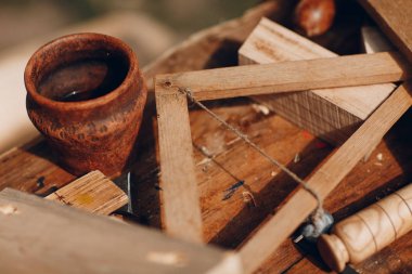 Masada takım marangoz. Planer, cetvel, çekiç, matkap, testere.