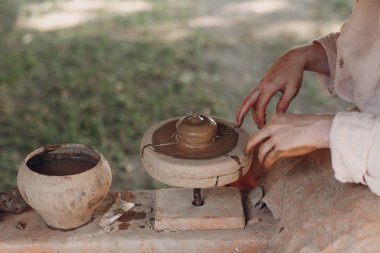 bir pot kil çömlekçinin yaptığı