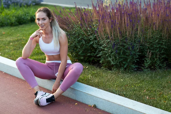 Koşudan Sonra Spor Giyimli Genç Beyaz Kadın Dinleniyor Avantajlar Çalıştırın — Stok fotoğraf