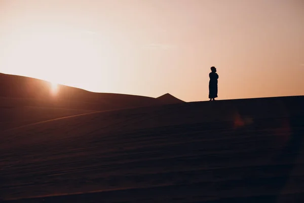 Beduino Erge Tra Dune Nel Deserto Silhouette Tramonto — Foto Stock